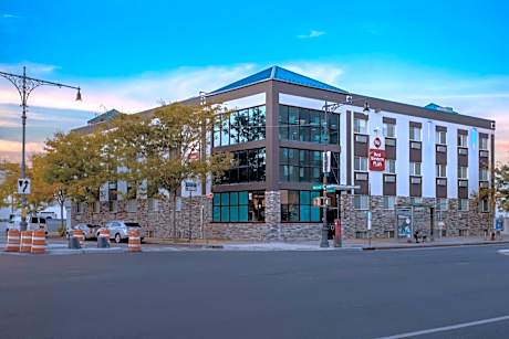 Best Western Plus Brooklyn Bay Hotel