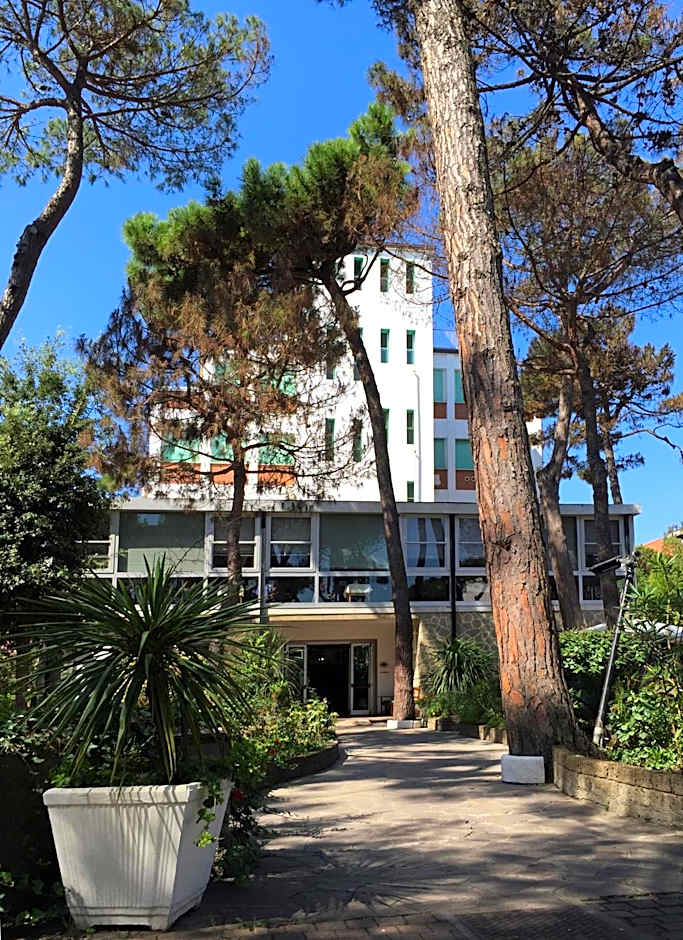 B&B Promenade Hotel Simple con Piscina