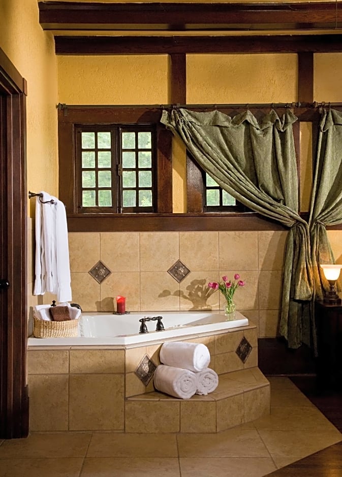 Hilltop Manor Bed And Breakfast