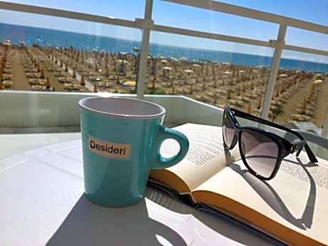 Two Connecting Rooms with Terrace and Front Sea View (4/5 people)