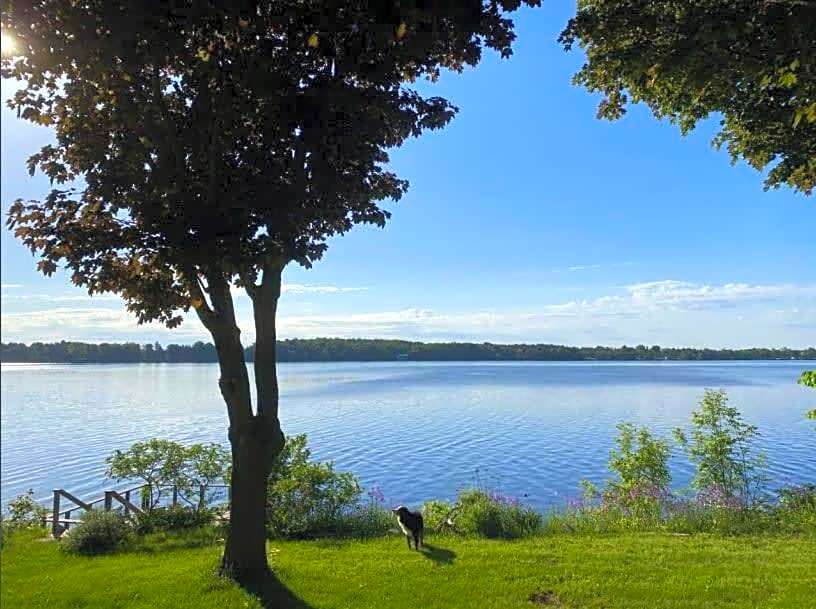 Cozy family waterfront retreat recently renovated