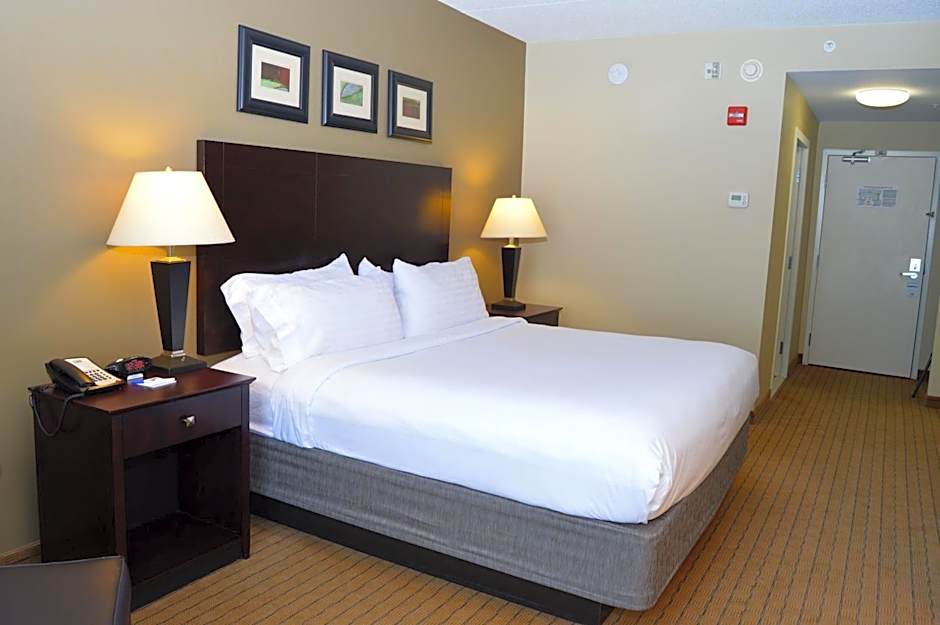 Holiday Inn Express & Suites Malone By IHG