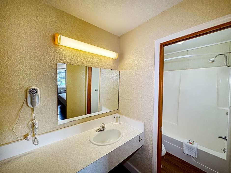 Days Inn by Wyndham Mackinaw City - Lakeview