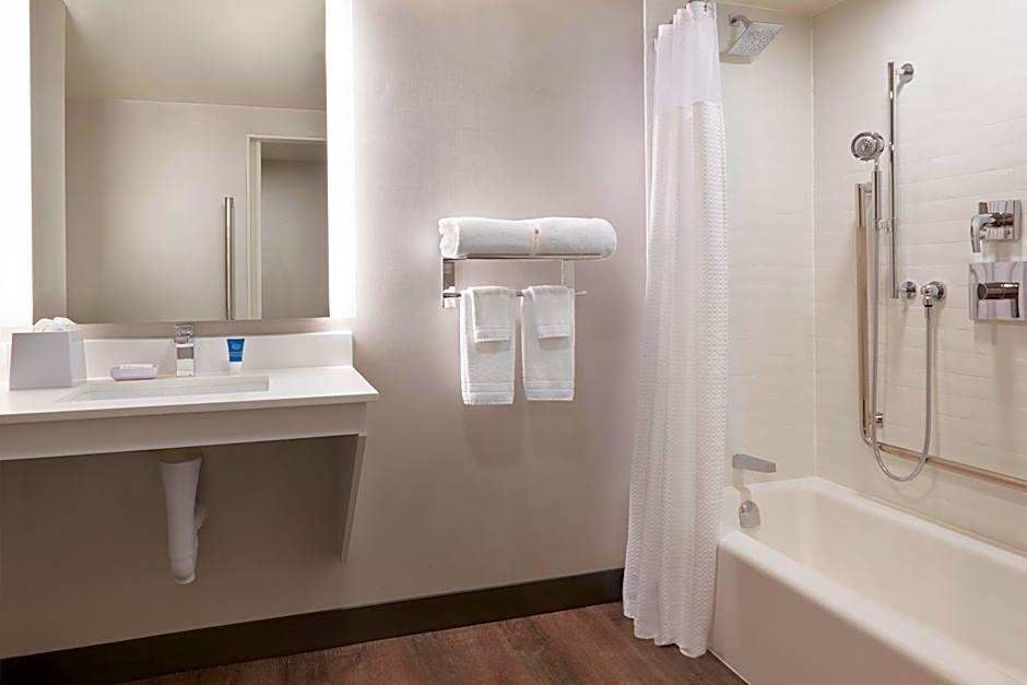 Four Points by Sheraton Windsor Downtown