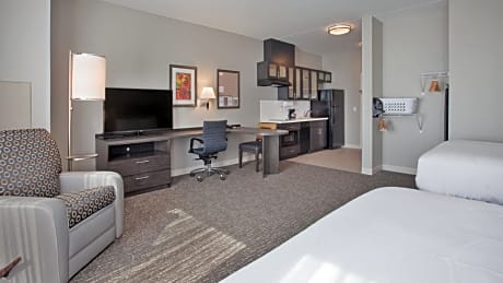 Studio Suite with Two Queen Beds and Hearing Mobility Accessible Tub