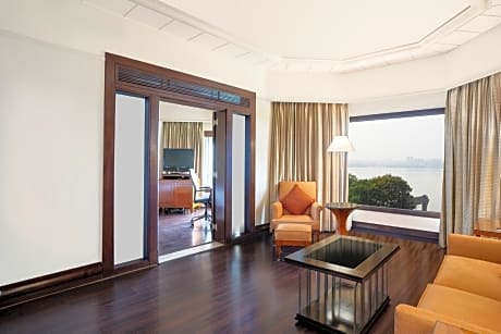 Executive Room, 1 King Bed, Lake View