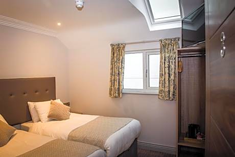 Twin Room with Private Bathroom