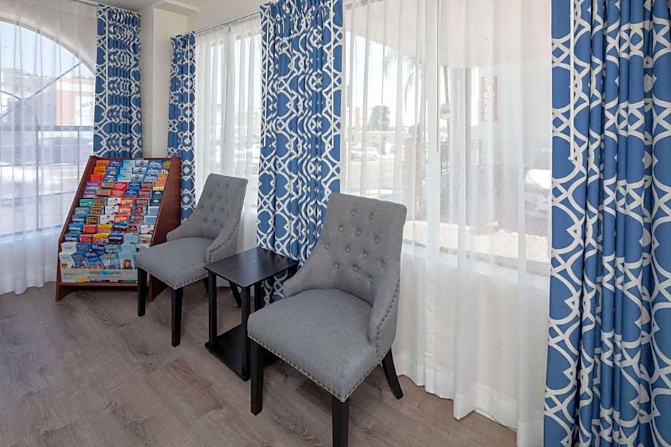 Travelodge by Wyndham Harbor City