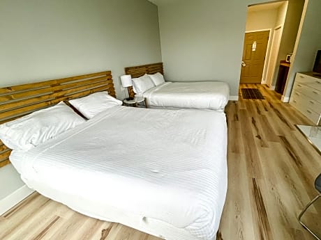 Queen Room with Two Queen Beds - Lake View
