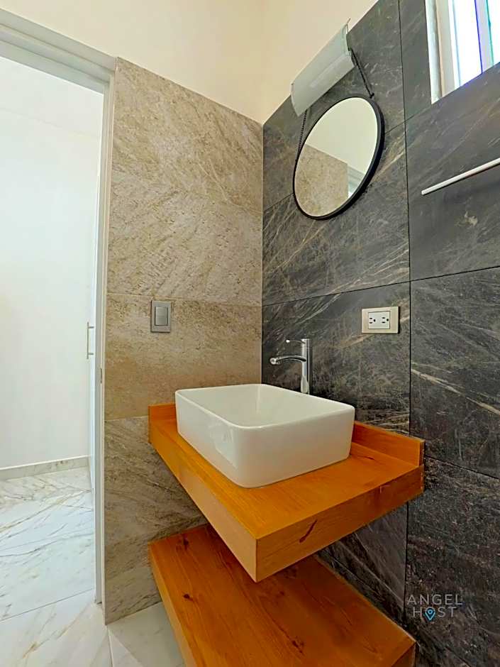 Commercial Zone Studios, Pool, BBQ and Beach 7 Blocks