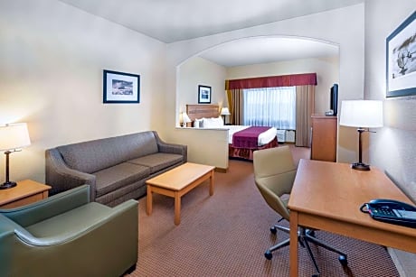 King Suite - Non-Smoking