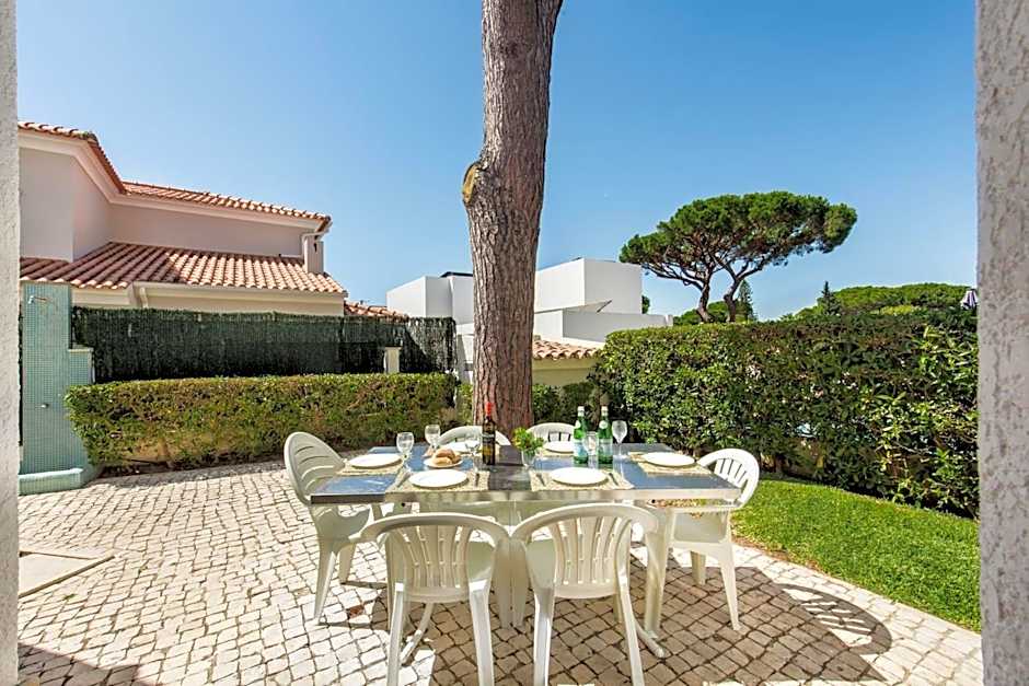 Residential cul-de-sac walking distance to centre, private pool, free AC wifi