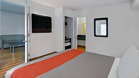 1 King Bed | Extended Suite