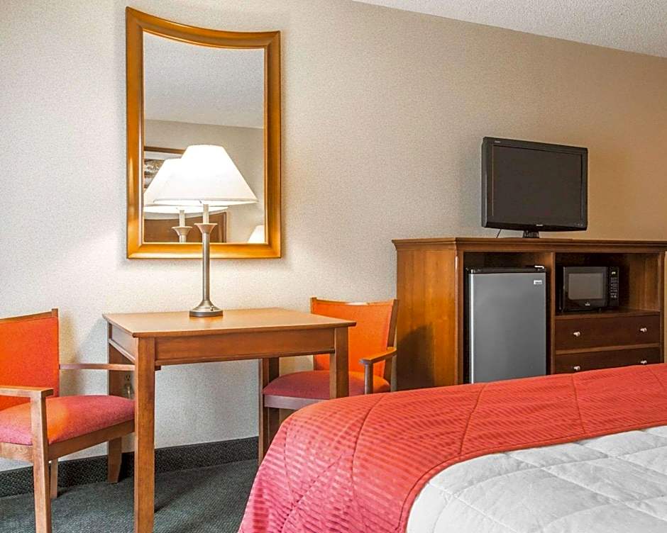 Clarion Inn & Suites At The Outlets Of Lake George