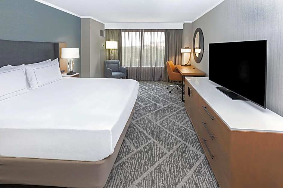 DoubleTree By Hilton Hotel Tulsa At Warren Place