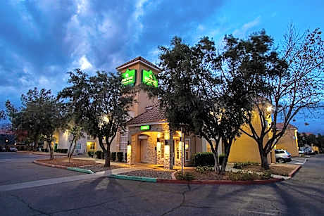 HomeTowne Studios Phoenix - Dunlap Ave