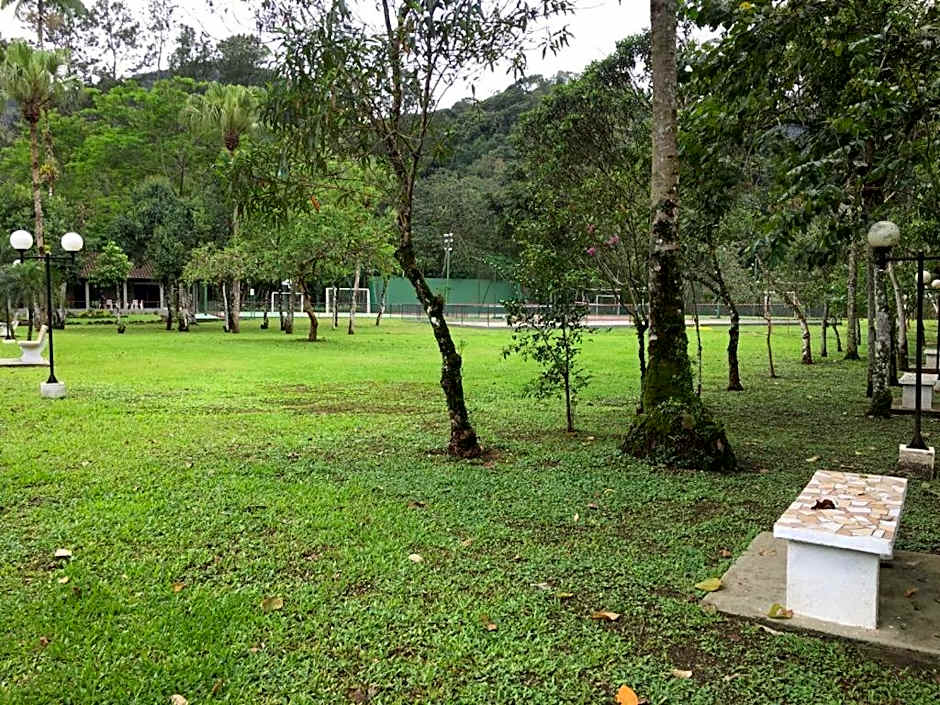 Caso em condomínio com lago, serra, campo e mar