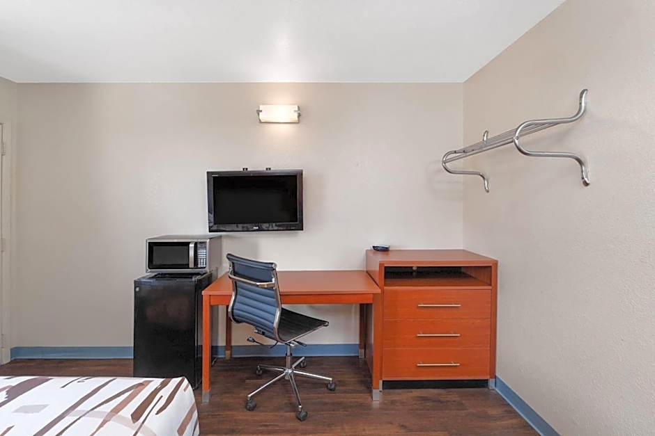 Travelodge by Wyndham Albuquerque West