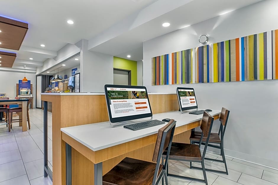 Holiday Inn Express Hotel & Suites Tacoma, an IHG Hotel