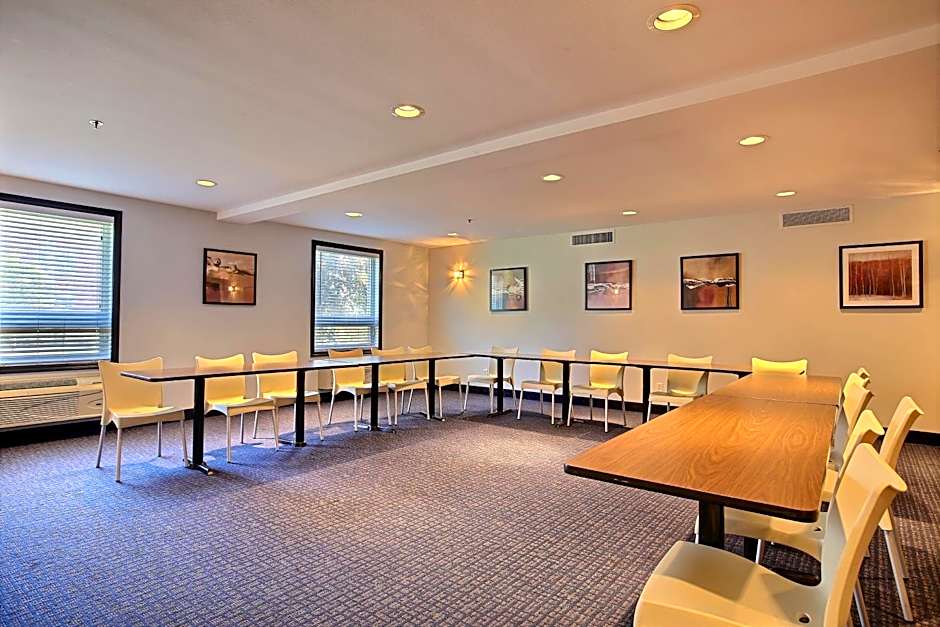 Super 8 by Wyndham Lachenaie/Terrebonne