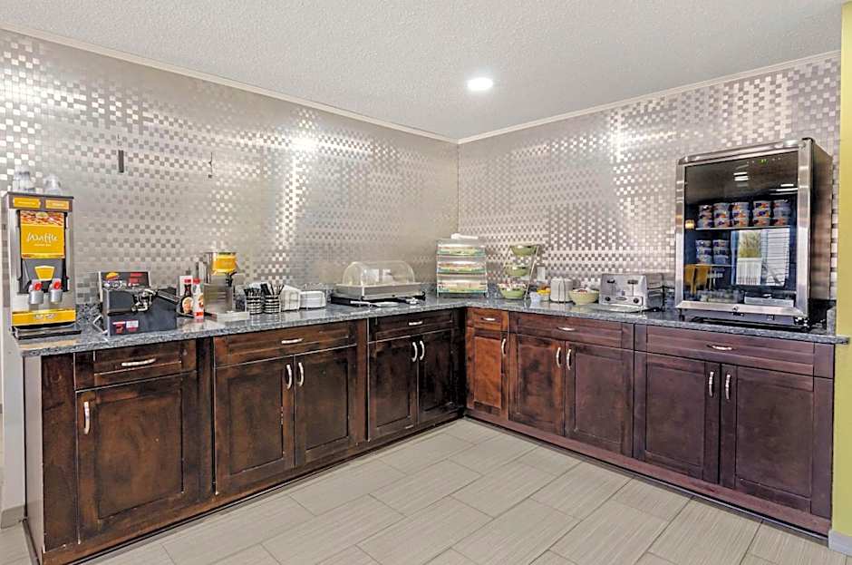 Clarion Pointe Staunton East