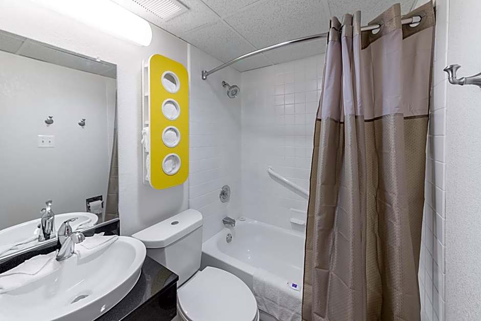 Motel 6-Warminster, PA