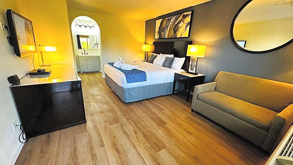 Photo 1 of 10 of Deluxe 1 King Bed