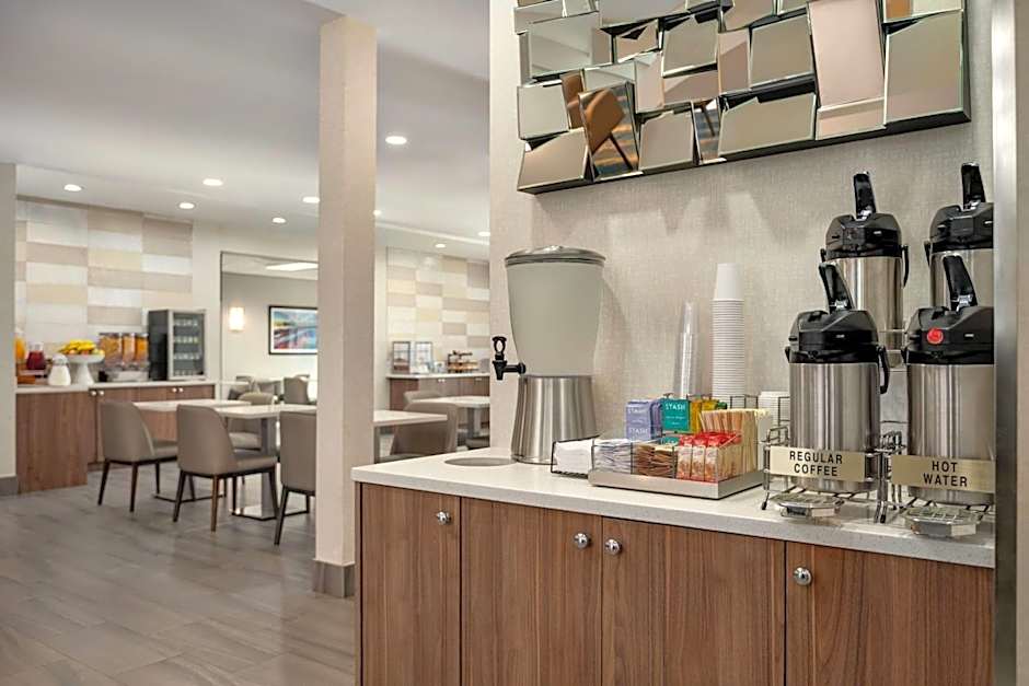 La Quinta Inn & Suites by Wyndham Vancouver Airport