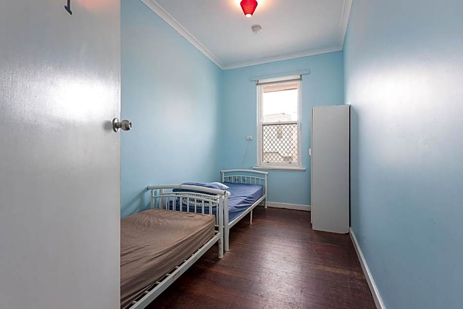 1849 Backpackers Albany