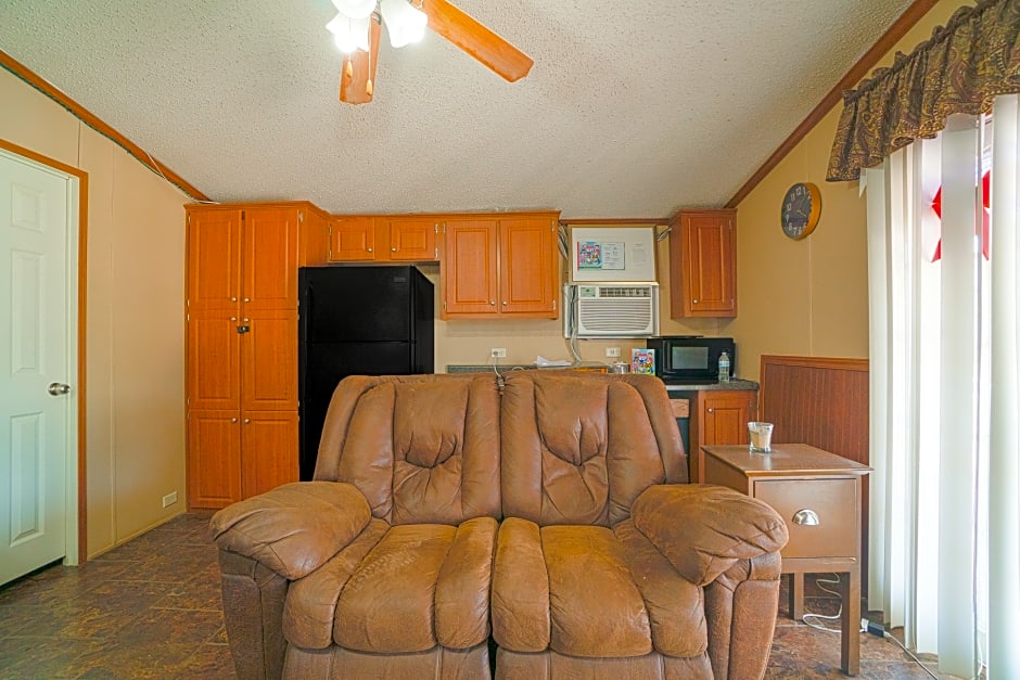 Grand Eagle Ford Lodge & RV Park
