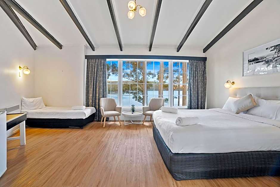 The Fox and Hounds Historic Hotel