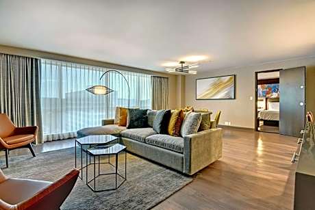 M Club Lounge Access, 1 Bedroom Executive Suite, 2 Queen, Private Sofa Bed