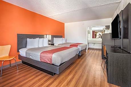 2 Queen Beds | Smoking, Micfridge