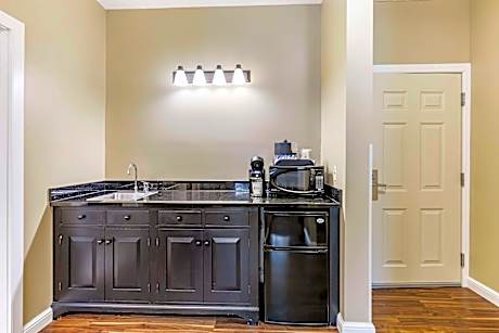 Suite-2 Queen Beds NSMK Sofabed Whirlpool Fireplace Kitchenette Pet Friendly Room Full Breakfast