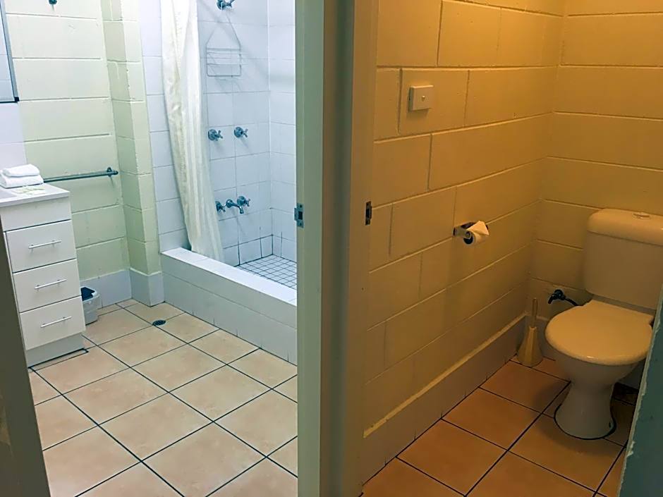 Oasis Inn Apartments