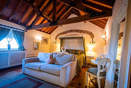 The Royal Arms Hotel Room Only