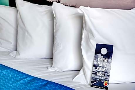 1 King Bed, Deluxe Smoking