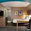 La Quinta Inn & Suites by Wyndham Shawnee
