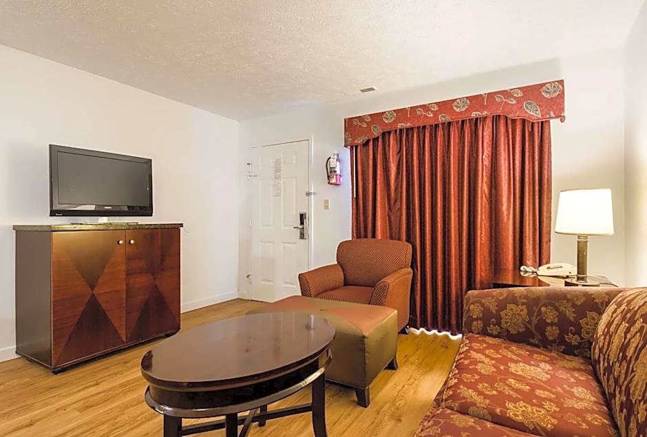 Econo Lodge Inn & Suites near Split Rock and Harmony Lake