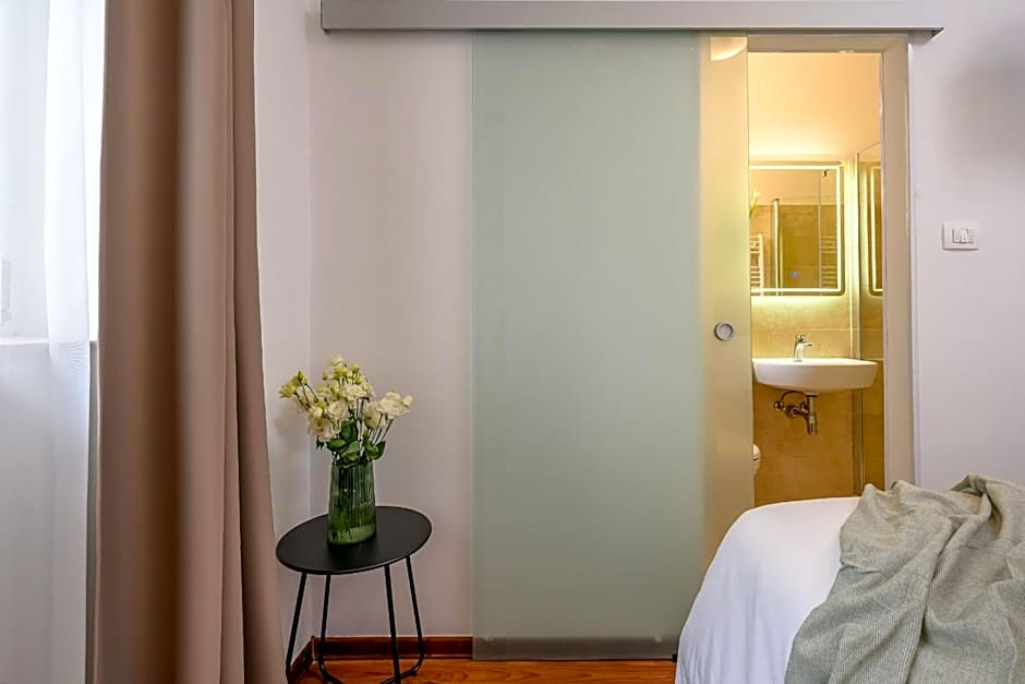 Yellow house with private parking