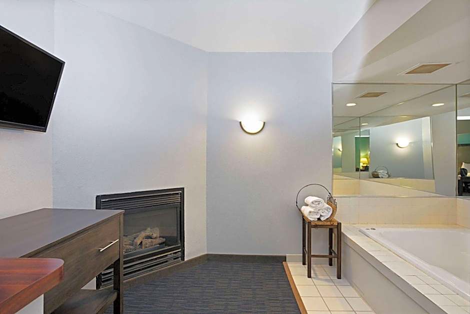 La Quinta Inn & Suites by Wyndham Omaha Airport Downtown