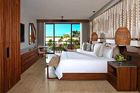 Preferred Club Junior Suite Tropical View King