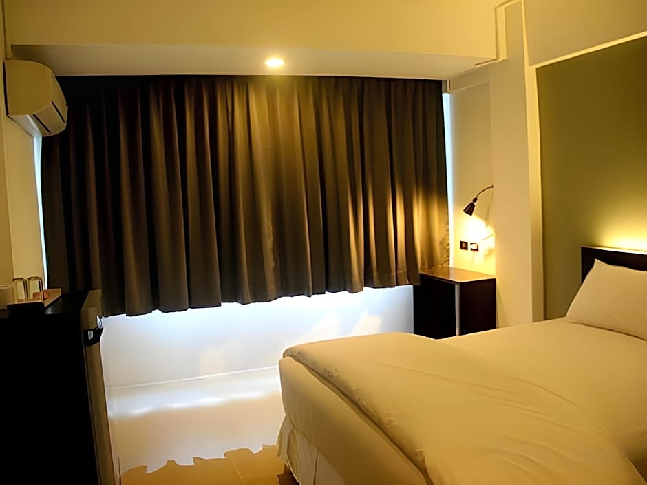 IZEN Budget Hotel & Residences