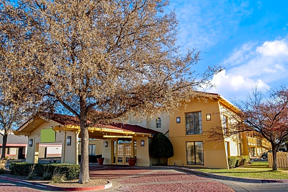 La Quinta Inn & Suites by Wyndham Mid-City