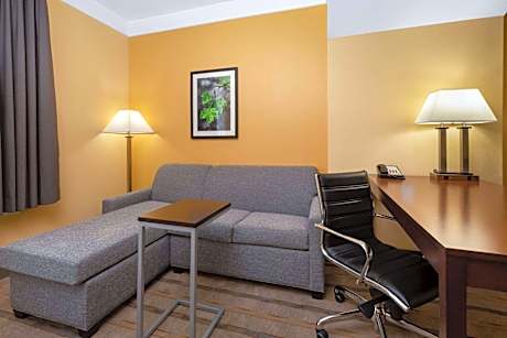 Deluxe King Room with Mobility/Hearing Impaired Access - Non-Smoking