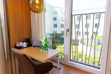 1 Queen Bed Standard Room Small Room Flat Screen Television Desk Safe Air-Conditioned