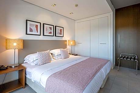 Apartment with Pool View