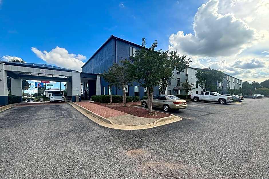 Quality Inn & Suites at Airport Blvd I-65