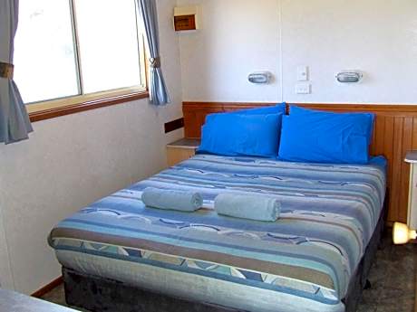 Superior 2 Bedroom Cabin - Sleeps 4