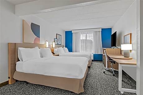 2 Queen Mobility/Hearing Accessible Bathtub